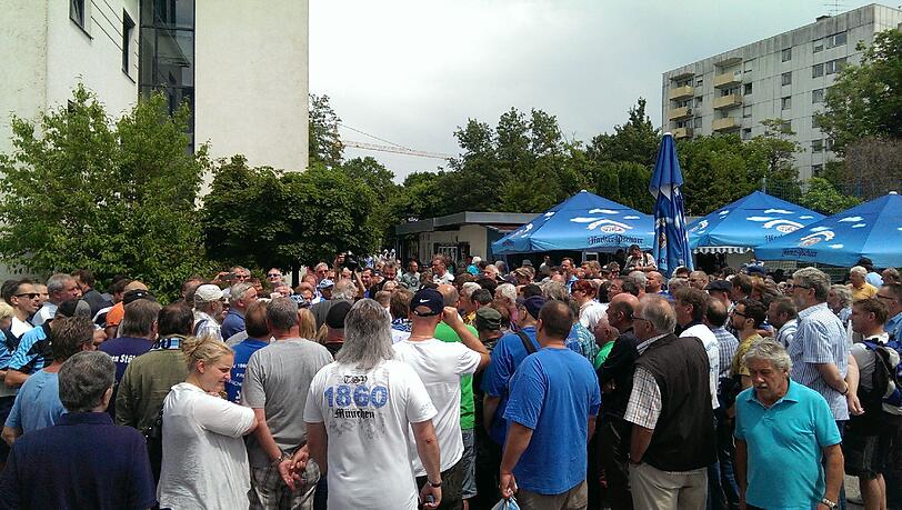 Gutes Wetter, gereizte Stimmung: Die Bilder vom Protestmarsch gegen Gerhard Poschner an der Grünwalder Straße.