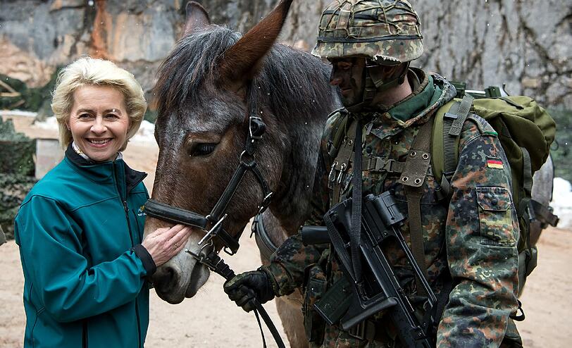 Selten zu dritt auf einem Foto: Verteidigungsministerin Ursula von der Leyen und ein Gebirgsjäger samt Maultier.