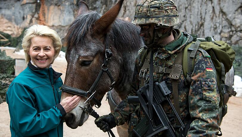 Selten zu dritt auf einem Foto: Verteidigungsministerin Ursula von der Leyen und ein Gebirgsjäger samt Maultier. Selten zu dritt auf einem Foto: Verteidigungsministerin Ursula von der Leyen und ein Gebirgsjäger samt Maultier.