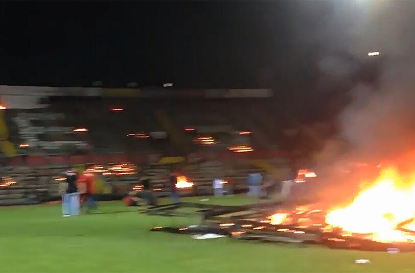 Irre Szenen in der türkischen Süper Lig: Fans des (Noch-)Erstligisten Eskisehirspor zündeten ihr eigenes Stadion an.