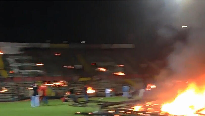 Irre Szenen in der türkischen Süper Lig: Fans des (Noch-)Erstligisten Eskisehirspor zündeten ihr eigenes Stadion an. Irre Szenen in der türkischen Süper Lig: Fans des (Noch-)Erstligisten Eskisehirspor zündeten ihr eigenes Stadion an.