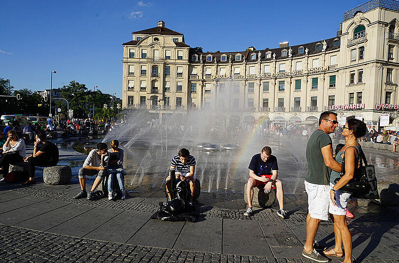 Montag in der Münchner Innenstadt: Für eine Abkühlung sorgt der Brunnen am Stachus.