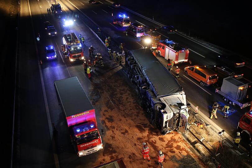 Ein mit Reifen beladener Lastwagen durchbrach am Donnerstag die Mittelleitplanke der A9 nahe des Autobahndreiecks Bayreuth/Kulmbach. Der Fahrer erlag noch am Unfallort seinen Verletzungen.