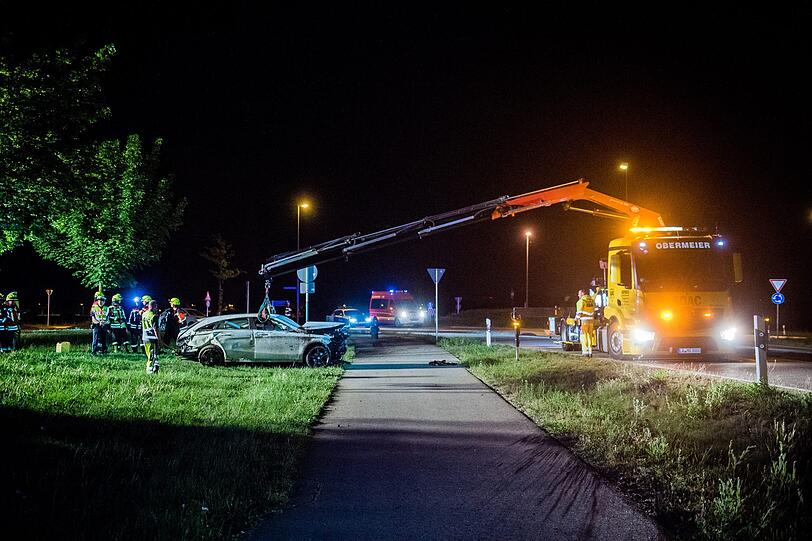 Ein 47-Jähriger flüchtet mit seinem Mercedes CLA vor einer Polizeikontrolle, übersieht einen Kreisverkehr und wird rund 40 Meter durch die Luft geschleudert. Die Bilder vom Einsatz
