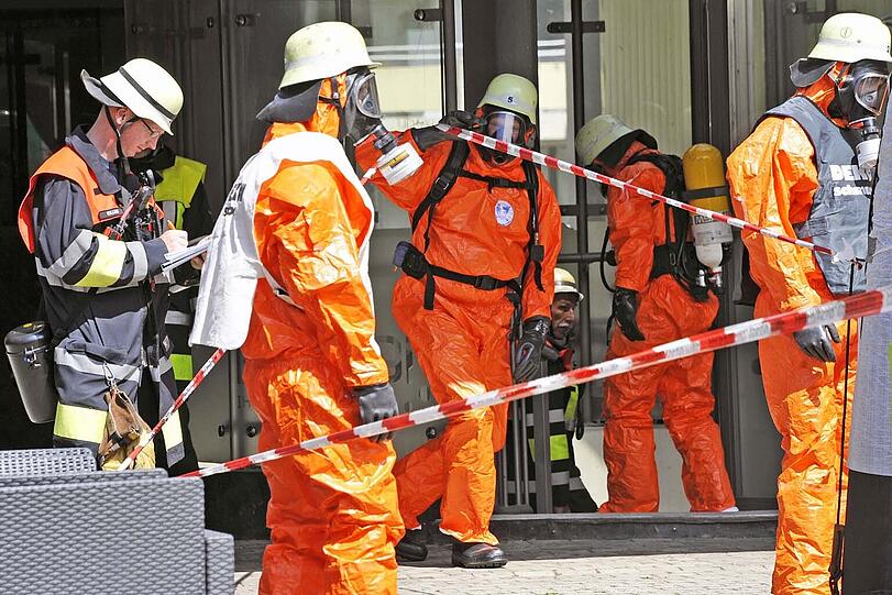 Die Feuerwehrmänner trugen bei ihrem Einsatz Schutzkleidung.