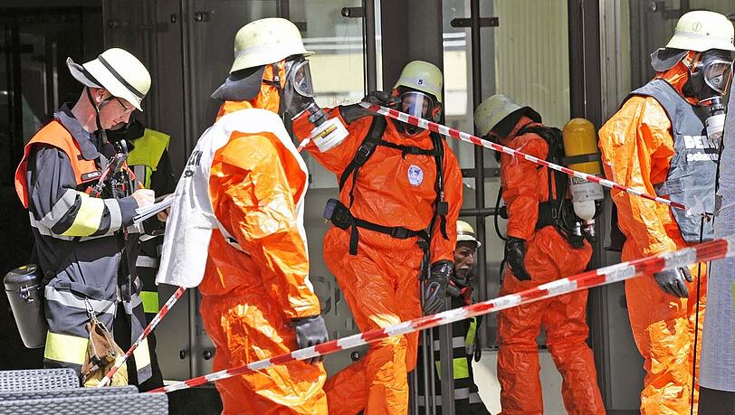 Die Feuerwehrmänner trugen bei ihrem Einsatz Schutzkleidung. Die Feuerwehrmänner trugen bei ihrem Einsatz Schutzkleidung.