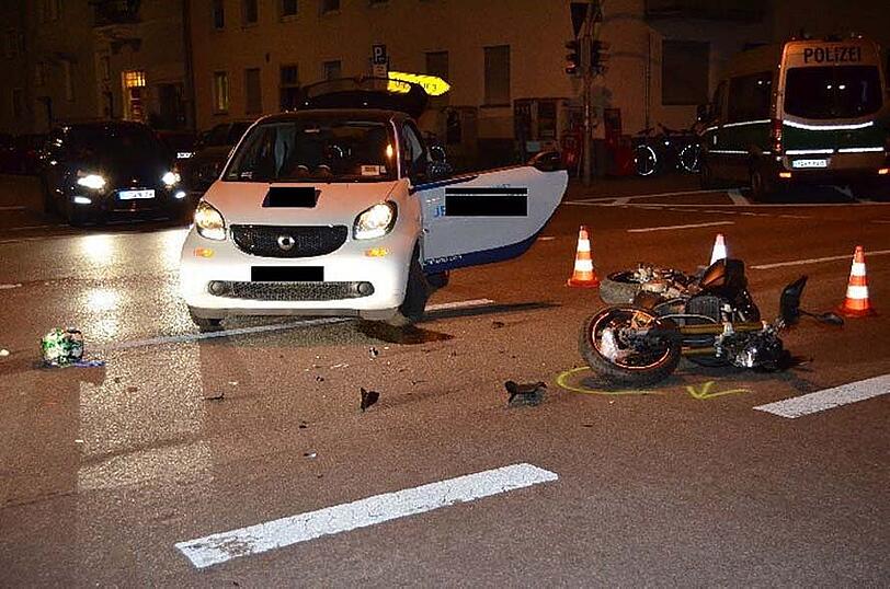 Das Motorrad crashte frontal in den Smart, der die Vorfahrt missachtete.