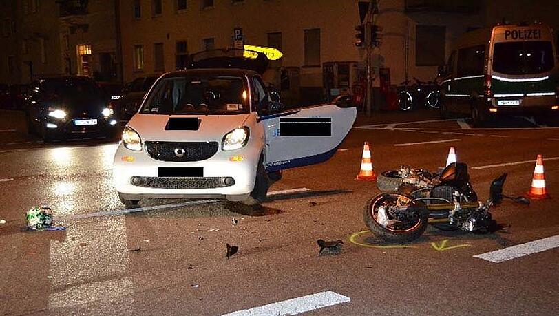 Das Motorrad crashte frontal in den Smart, der die Vorfahrt missachtete. Das Motorrad crashte frontal in den Smart, der die Vorfahrt missachtete.