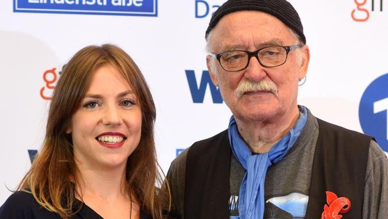 Die Produzenten Hana Geißendörfer (l) und Hans W. Geißendörfer verkünden einen Cliffhanger zum Schluss. Die Produzenten Hana Geißendörfer (l) und Hans W. Geißendörfer verkünden einen Cliffhanger zum Schluss.
