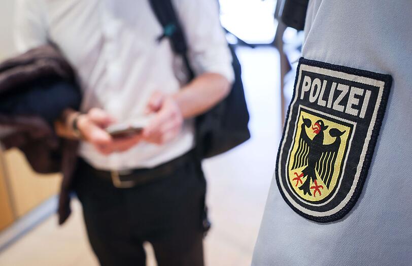 Ein Beamter der Bundespolizei kontrolliert einen Mann. (Symbolbild)