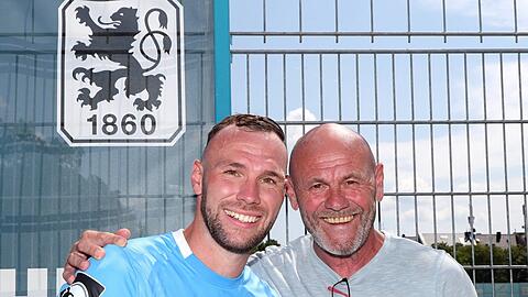 Der Sohn trifft, der Vater freut sich: Patrick (l.) und Papa Bernd Hobsch.