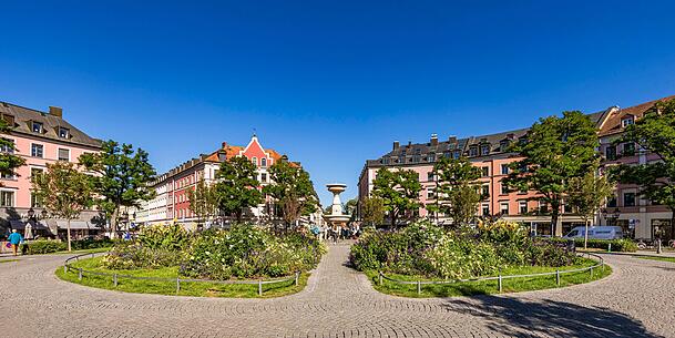 Der Gärtnerplatz liegt nur wenige Gehminuten vom Viktualienmarkt, der Isar und dem Marienplatz entfernt. Der Gärtnerplatz liegt nur wenige Gehminuten vom Viktualienmarkt, der Isar und dem Marienplatz entfernt.