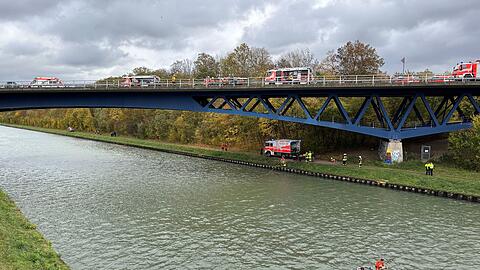 Rettungskräfte der Feuerwehr sind an der Unfallstelle auf der Bundesstraße 4 an einer Brücke über den Mittellandkanal im Einsatz.
