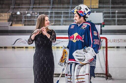 Solo-Flötistin Désirée Wolff mit EHC-Torhüter Jochen Reimer.