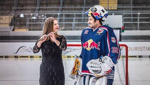 Solo-Flötistin Désirée Wolff mit EHC-Torhüter Jochen Reimer. Solo-Flötistin Désirée Wolff mit EHC-Torhüter Jochen Reimer.