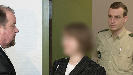 Siebenfacher Mordversuch? Die Hebamme Regina K. (34) vor Gericht. Siebenfacher Mordversuch? Die Hebamme Regina K. (34) vor Gericht.