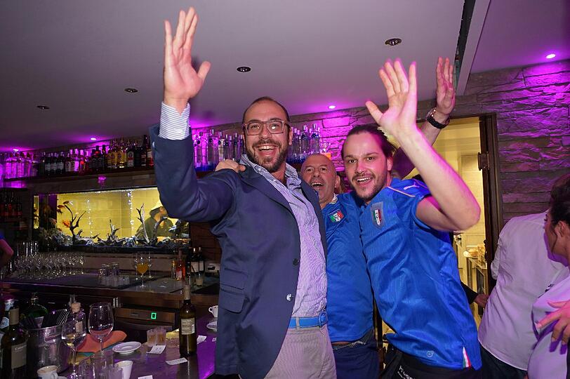 Hunderte feierten den Einzug ins Halbfinale im H'ugo's