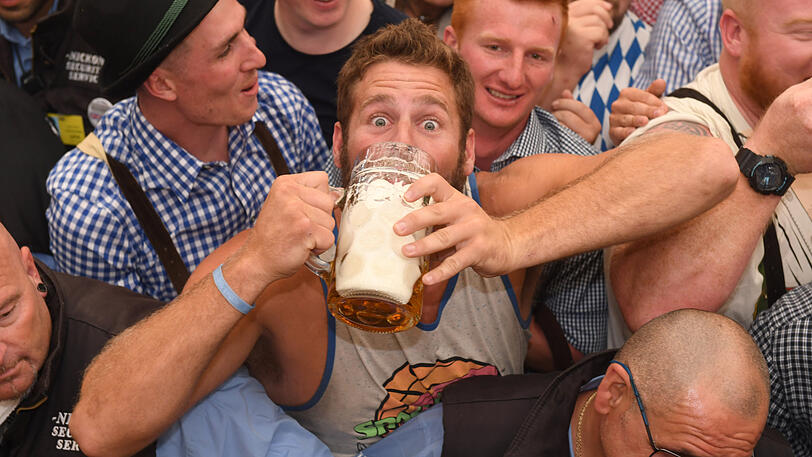 Die Stimmung im Hofbräu-Festzelt ist bereits um kurz nach 12 bombastisch.