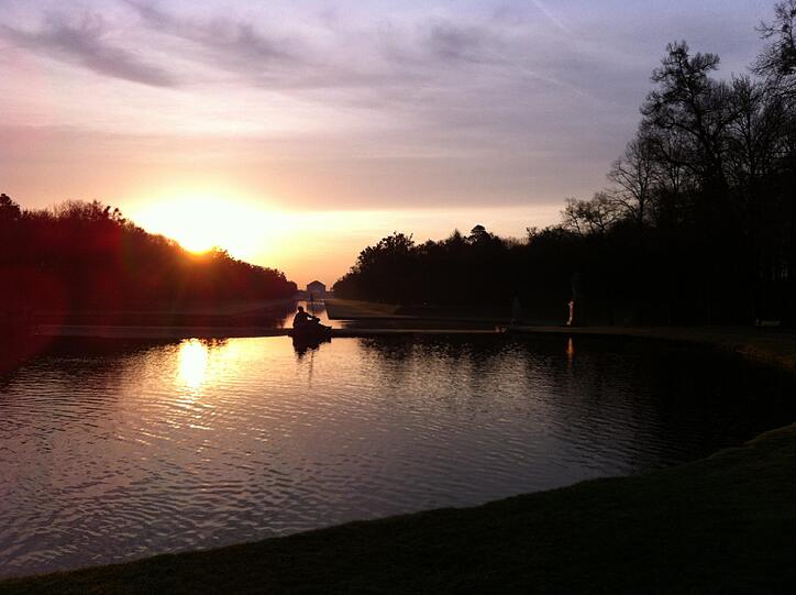 Schloss Nymphenburg im Sonnenaufgang im goldenen Glanz.