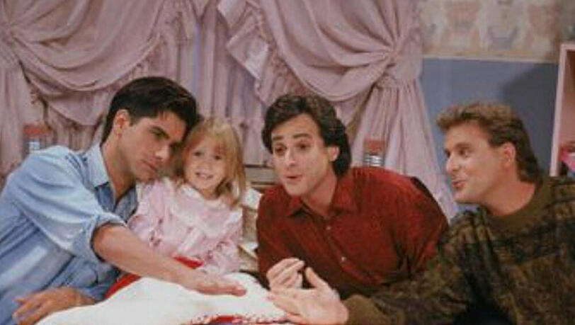 Von links nach rechts: Onkel Jesse (J. Stamos), Nesthäkchen Michelle (M.-K./A. Olsen), Vater Danny (B. Saget) und Familienfreund Joey (D. Coulier)