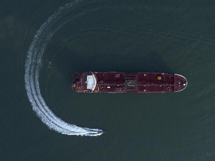 Ein Schnellboot der iranischen Revolutionsgarden nähert sich dem Öltanker "Stena Impero".