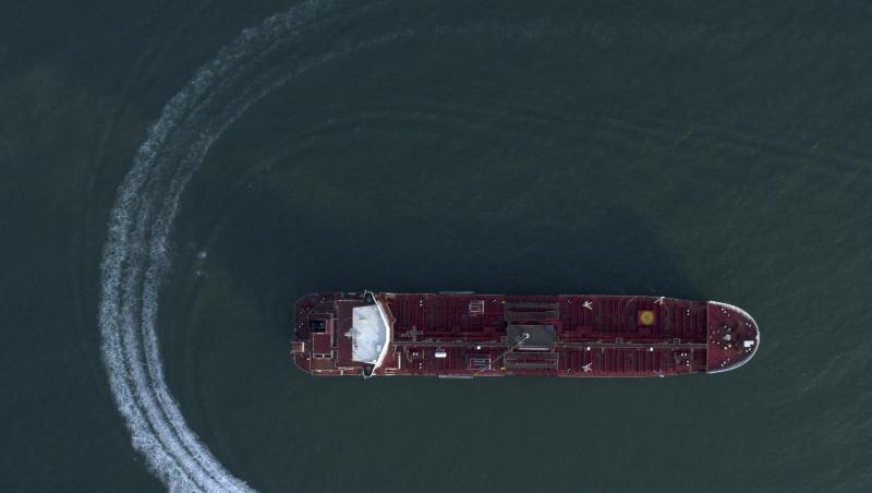 Ein Schnellboot der iranischen Revolutionsgarden nähert sich dem Öltanker "Stena Impero". Ein Schnellboot der iranischen Revolutionsgarden nähert sich dem Öltanker "Stena Impero".