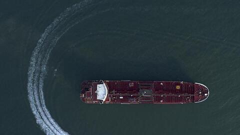 Ein Schnellboot der iranischen Revolutionsgarden nähert sich dem Öltanker "Stena Impero".