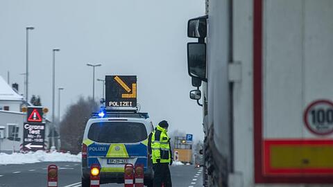 Die Bundespolizei kontrolliert am deutsch-tschechischen Grenzübergang im bayerischen Schirnding.