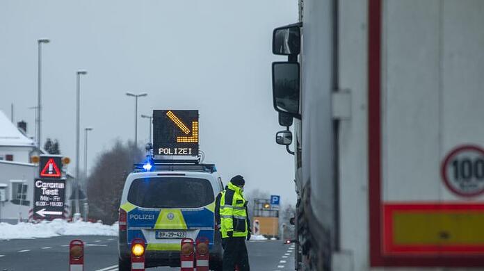 Die Bundespolizei kontrolliert am deutsch-tschechischen Grenzübergang im bayerischen Schirnding.
