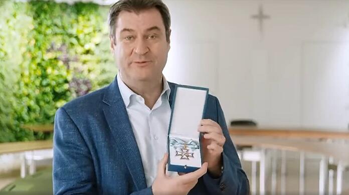 Im Rahmen der Eröffnung der Sonderausstellung "IL GRANDE LOTHAR. Weltmeister, Weltfußballer, Rekordspieler" im FC Bayern Museum gratulierte auch Bayerns Ministerpräsident Markus Söder per Video-Botschaft.