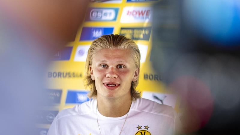 Verströmt wenig Wechsellust: Erling Haaland spricht während der Medienrunde zu den Journalisten.