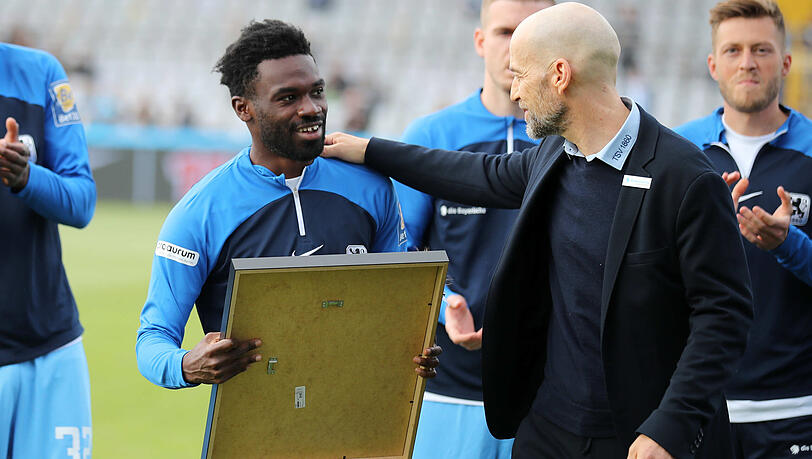 Bekam zum Abschied ein Geschenk von Sport-Chef Günther Gorenzel: Joseph Boyamba. Bekam zum Abschied ein Geschenk von Sport-Chef Günther Gorenzel: Joseph Boyamba.