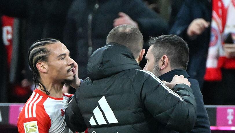 Unions Trainer Nenad Bjelica (r) greift Bayern Münchens Leroy Sane (l) ins Gesicht.
