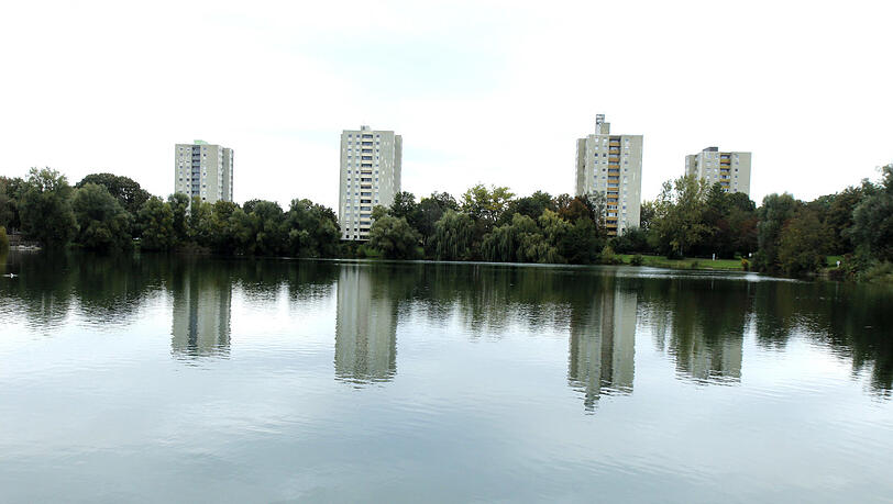 Um diese vier Hochhäuser geht es, die recht prominent am Lerchenauer See stehen. Die bisherige Heizungs- und Warmwasseranbieter möchte die Sanierungskosten nicht alleine tragen und kündigte kurzerhand den Versorgungsvertrag für die Häuser.