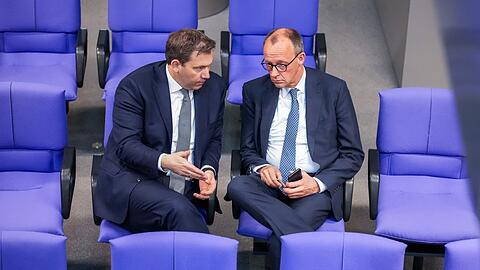 Vielleicht bald Vize und Kanzler?: Die Vorsitzenden von SPD und CDU, Lars Klingbeil und Friedrich Merz. (Archivbild)