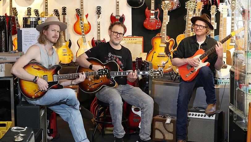 Gitarristen haben in M&uuml;nchen eine perfekte Anlaufstelle: das &bdquo;MJ Guitars&ldquo;, in dem (v. l.) Max, Stefan und Philip hier stilecht posieren.