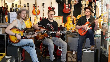 Gitarristen haben in M&uuml;nchen eine perfekte Anlaufstelle: das &bdquo;MJ Guitars&ldquo;, in dem (v. l.) Max, Stefan und Philip hier stilecht posieren.