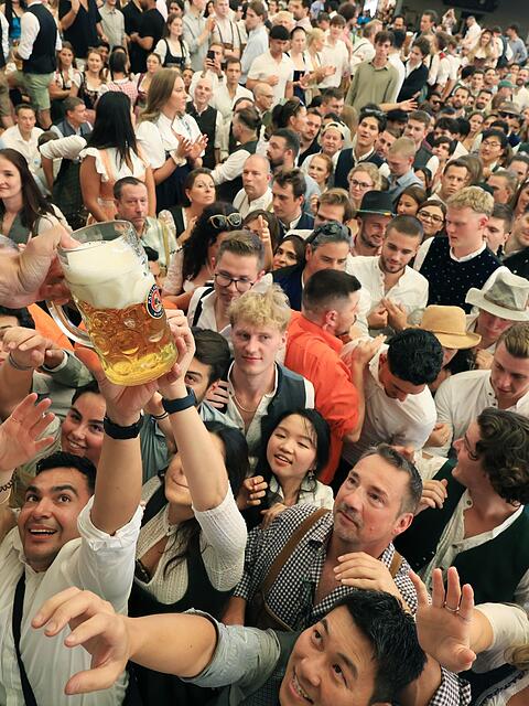 In der Enge der Bierzelte verbreiten sich Viren besonders leicht. (Archivbild)