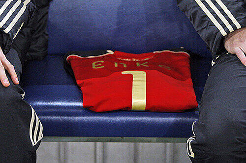 Ein Trikot von Robert Enke liegt auf dem freien Platz auf der DFB-Bank.