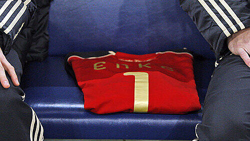 Ein Trikot von Robert Enke liegt auf dem freien Platz auf der DFB-Bank. Ein Trikot von Robert Enke liegt auf dem freien Platz auf der DFB-Bank.
