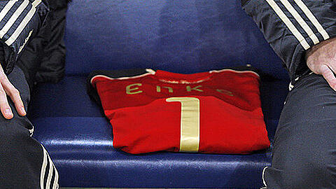 Ein Trikot von Robert Enke liegt auf dem freien Platz auf der DFB-Bank.
