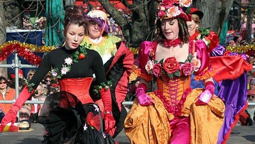 Närrisches Treiben in München: Fasching auf dem Viktualienmarkt Närrisches Treiben in München: Fasching auf dem Viktualienmarkt