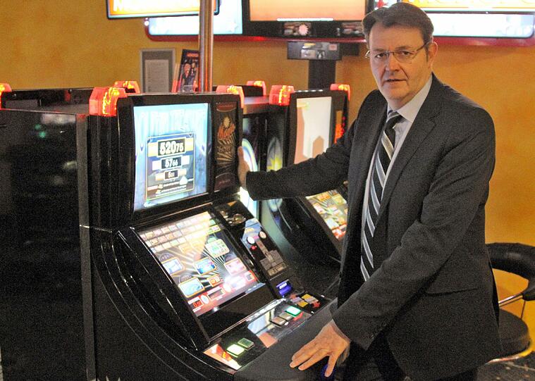Michael Frieser (CSU) kämpft gegen die Flut von Spielhallen in Nürnberg. Vor allem in der Südstadt und rund um den Plärrer werden immer mehr dieser Etablissements eröffnet &ndash; sehr zum Schaden der Stadtviertel.