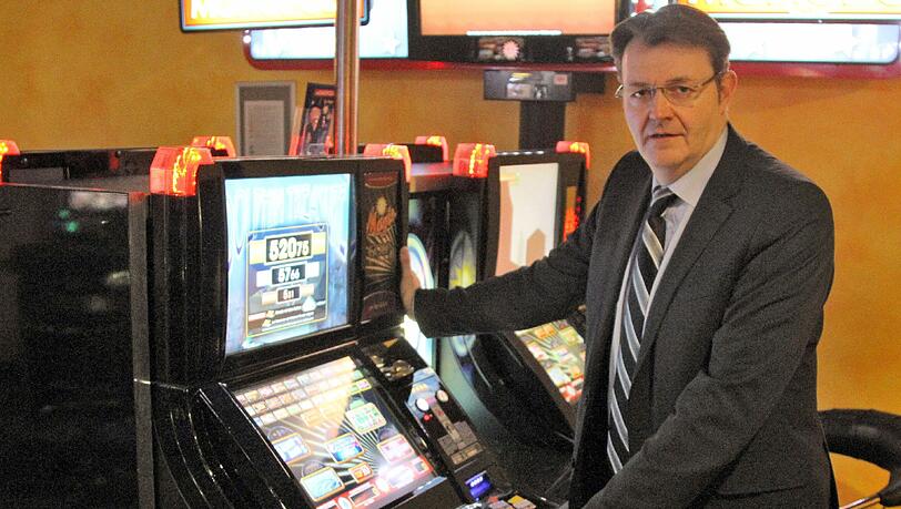 Michael Frieser (CSU) kämpft gegen die Flut von Spielhallen in Nürnberg. Vor allem in der Südstadt und rund um den Plärrer werden immer mehr dieser Etablissements eröffnet &ndash; sehr zum Schaden der Stadtviertel.