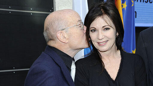 Volker Schlöndorff busselt Iris Berben. Volker Schlöndorff busselt Iris Berben.