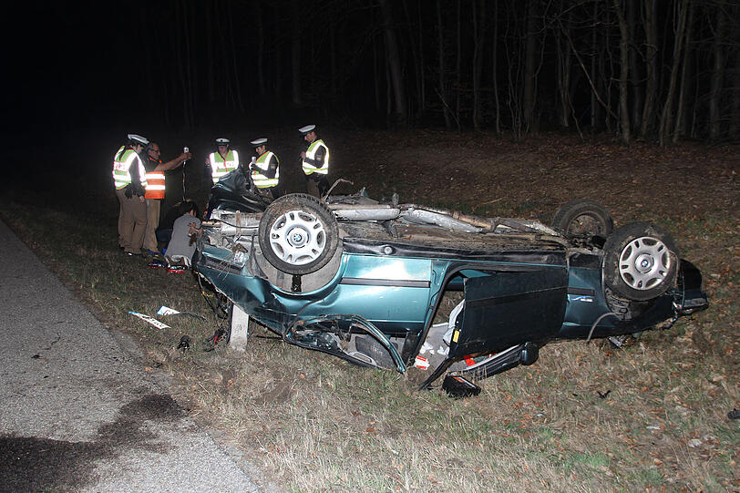 Ein BMW hat sich auf der A 95 überschlagen. Der Fahrer wurde schwer verletzt ins Krankenhaus gebracht. Am Auto entstand ein Totalschaden.