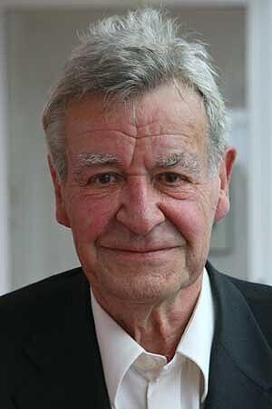 Oswalt Kolle: Er war der „Aufklärer der Nation". Am 24. September 2010 ist er im Alter von 81 Jahren gestorben. Kolle leistete bereits in den 1960ern mit Dokumentarfilmen wie "Das Wunder der Liebe" Pionierarbeit im Bereich der sexuellen Aufklärung.
