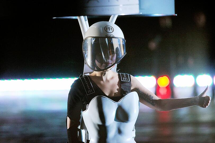Lady Gaga und das fliegende Kleid "Volantis": Bei der Release-Party zu "Artpop" ist die Pop-Diva abgehoben. Die Bilder.