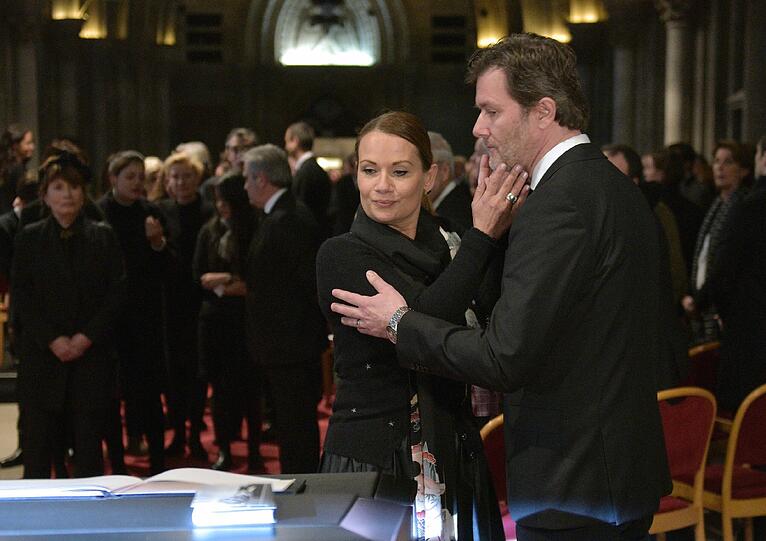 Herzzerreißender Moment: Jenny und John Jürgens trösten sich gegenseitig, während sie auf die Urne ihres Vaters schauen.