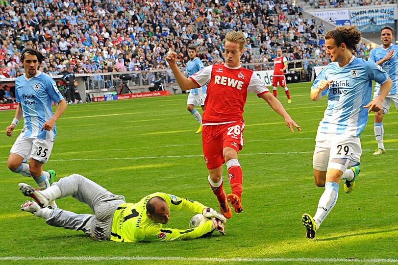 Bard Finne vom 1. FC Köln wird von Gabor Kiraly vom Ball getrennt. Der Keeper hat Sechzig mittlerweile verlassen, Finne denkt nicht an einen Wechsel an die Grünwalder Straße.